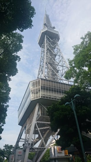 早朝のテレビ塔 真下から