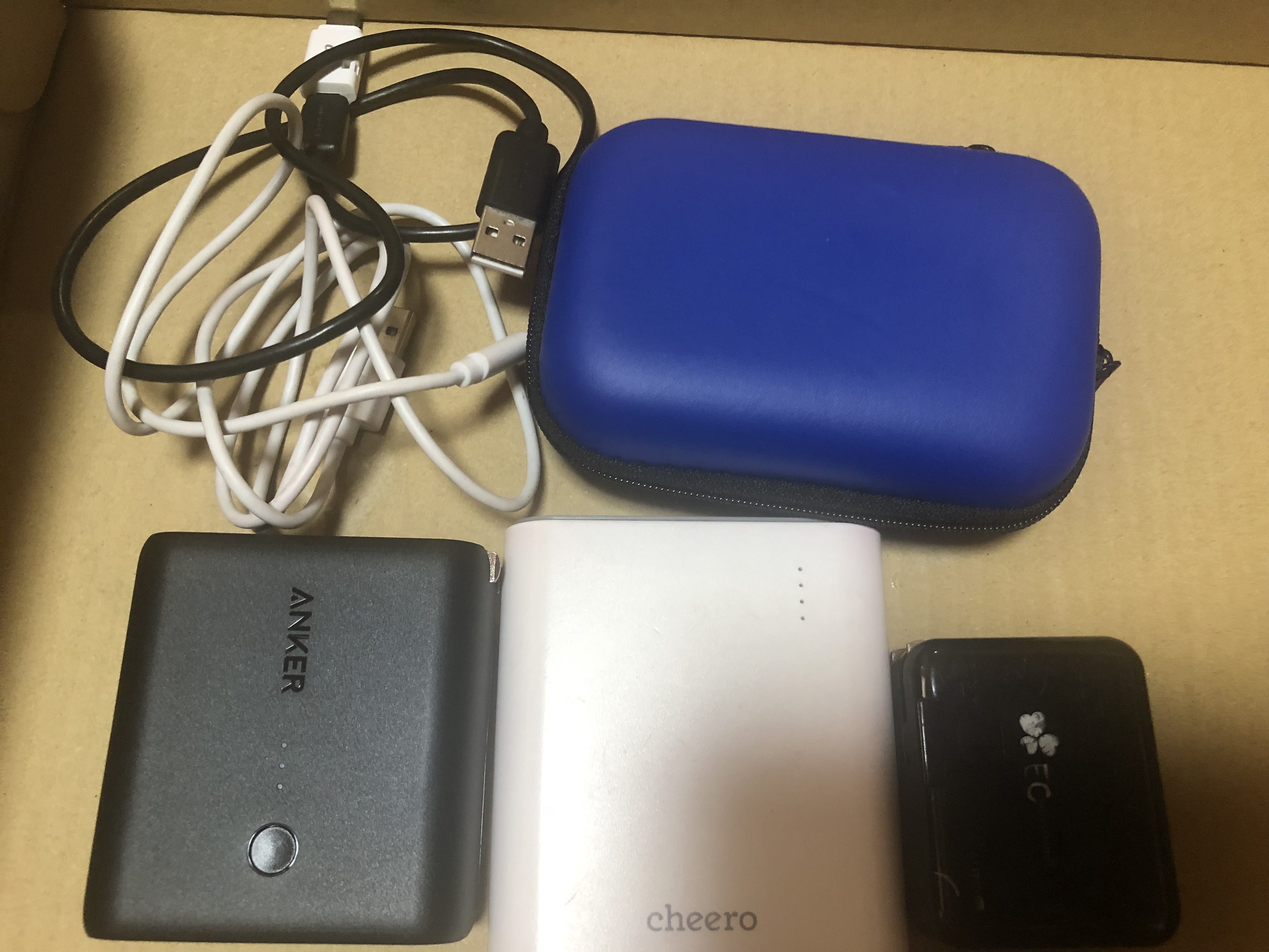 モバイルバッテリーと電源プラグ2個持ち→ANKERの電源プラグ付き
