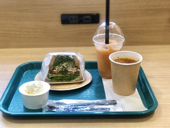 名古屋 栄の平日ランチ探訪 Hana Yasai はなやさい 名古屋栄店 で野菜たっぷりのサンドイッチを頂きました フリーwi Fi 各座席に電源もあります Tax And The Sake