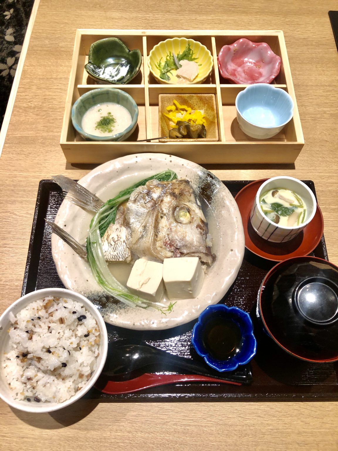 名古屋・栄の平日ランチ探訪 GEMS栄にある「日本酒とSAKANA魚や」にて、鯛の兜煮豆腐定食を頂きました